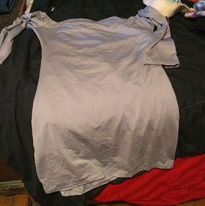 Im sellinf 4 dresses and 2 shirts